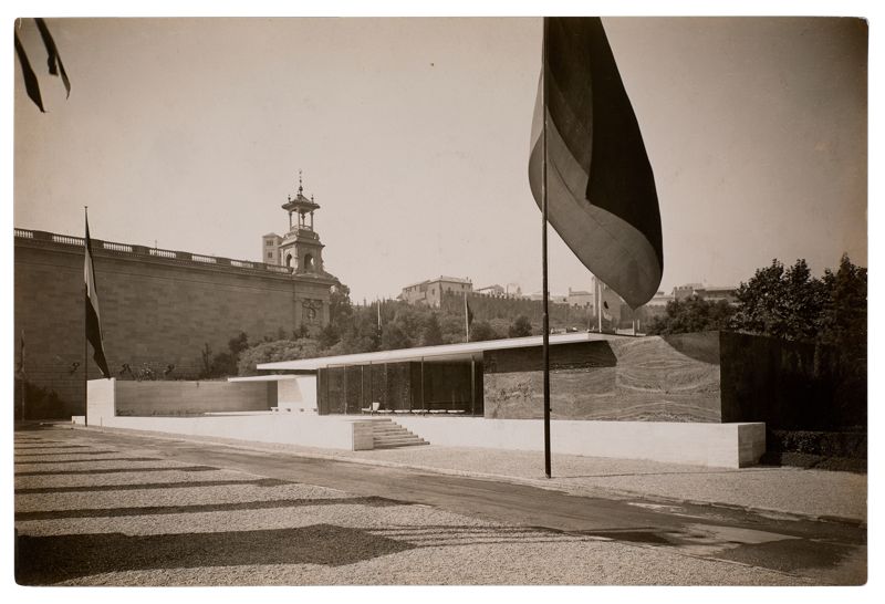Photographie de juin 1929 du pavillon original, avec les drapeaux devant sa façade